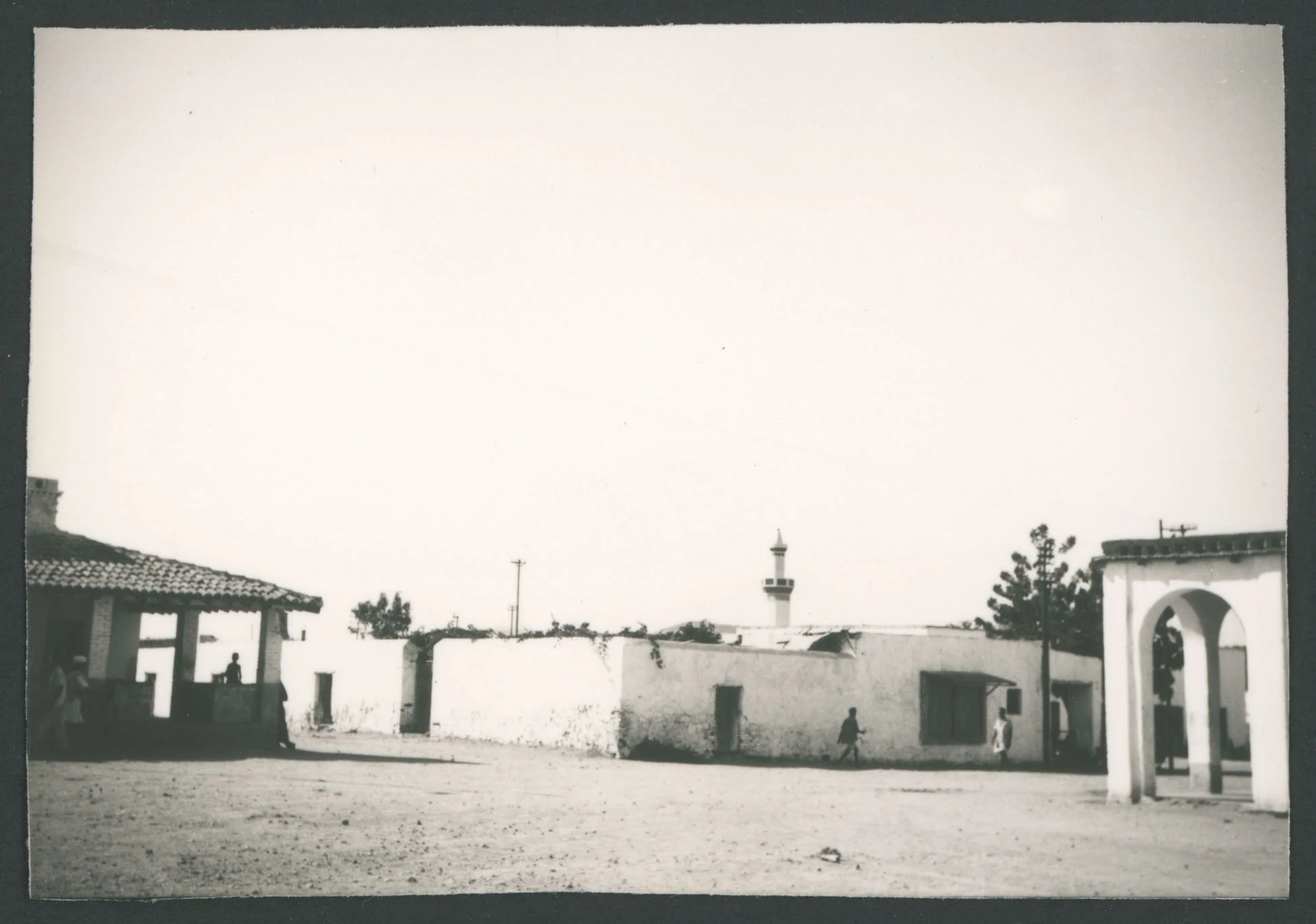 Strada di Barentù in Eritrea con un minareto sullo sfondo
1 provino fotografico : gelatina a sviluppo
Titolo attribuito dal catalogatore, desunto da foto 217