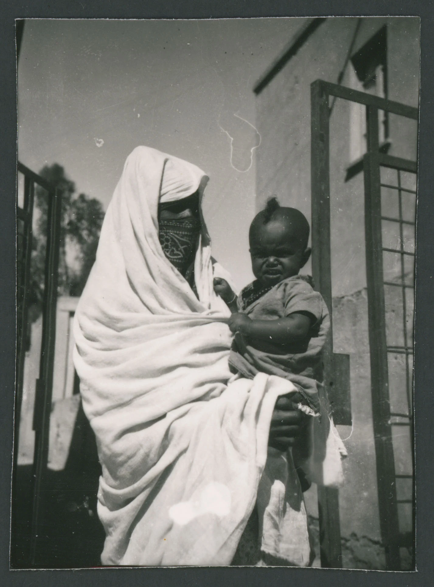 Donna mussulamana con bambino ad Asmara (Eritrea)
1 provino fotografico : gelatina a sviluppo
Titolo ricavato da nota manoscritta sul verso
Nota manoscritta sul verso: Donna Mussulmana Asmara
Nota del catalogatore: le foto 193 e 194 riguardano la ripresa dello stesso soggetto, ma la 193 riporta Asmara, mentre la 194 riporta Cheren Eritrea