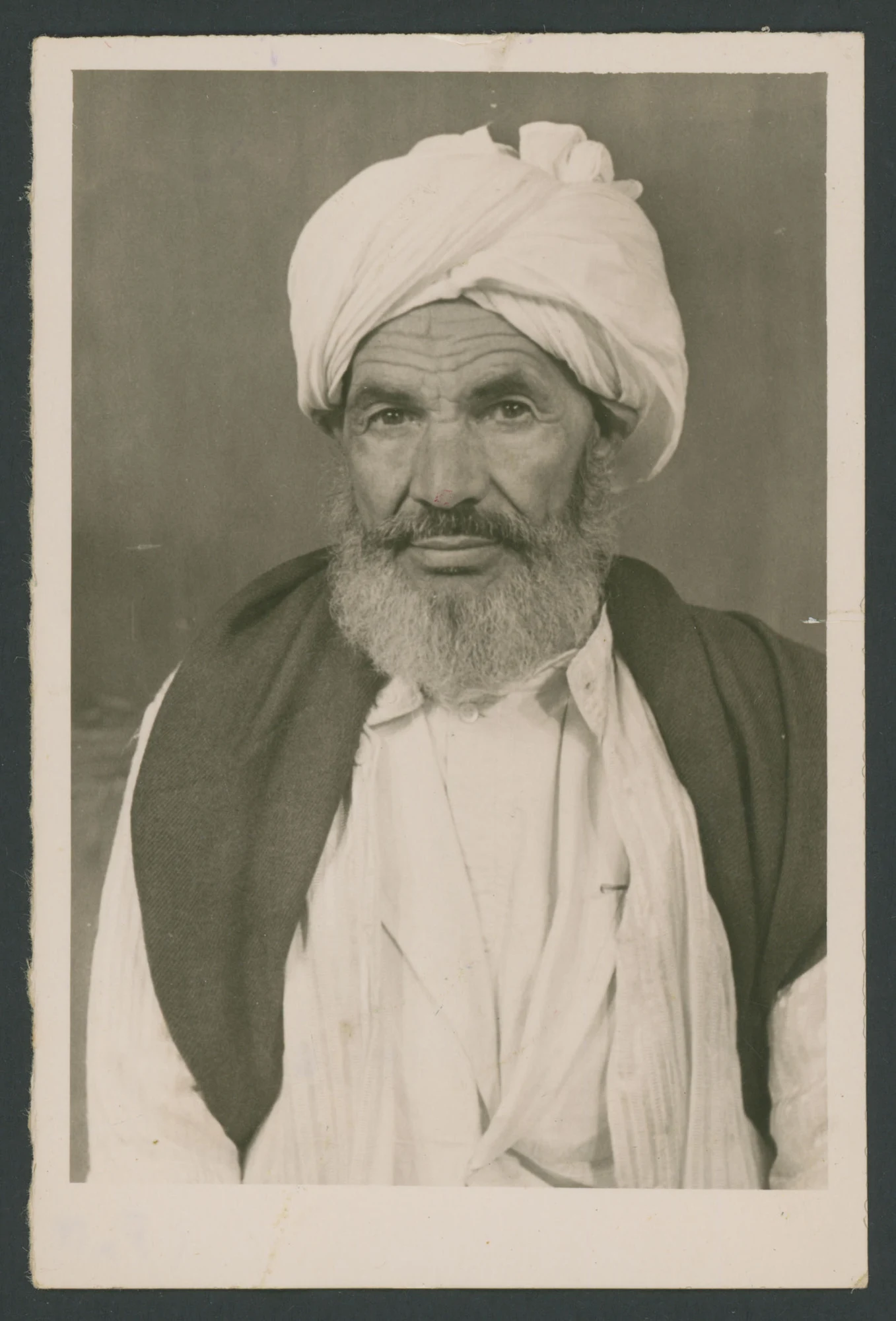 Primo piano di uomo con turbante (Eritrea)
1 fotografia : gelatina a sviluppo
Titolo attribuito dal catalogatore
Nota manoscritta sul verso: (N°1); Maria