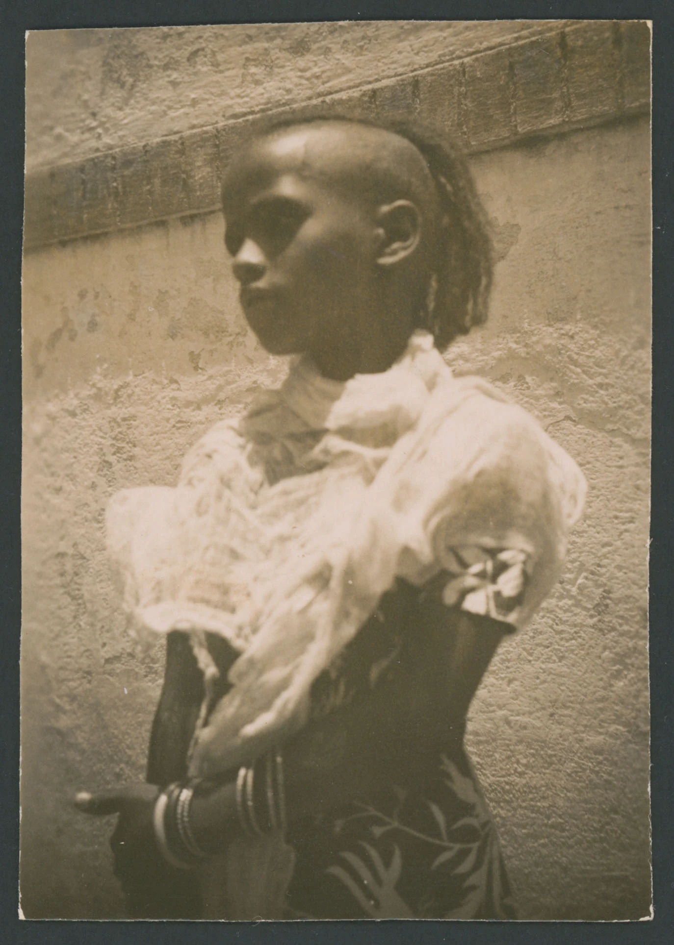 Bambina eritrea
1 provino fotografico : gelatina a sviluppo
Titolo manoscritto sul verso
Nota manoscritta sul verso: Bambina di Asmara