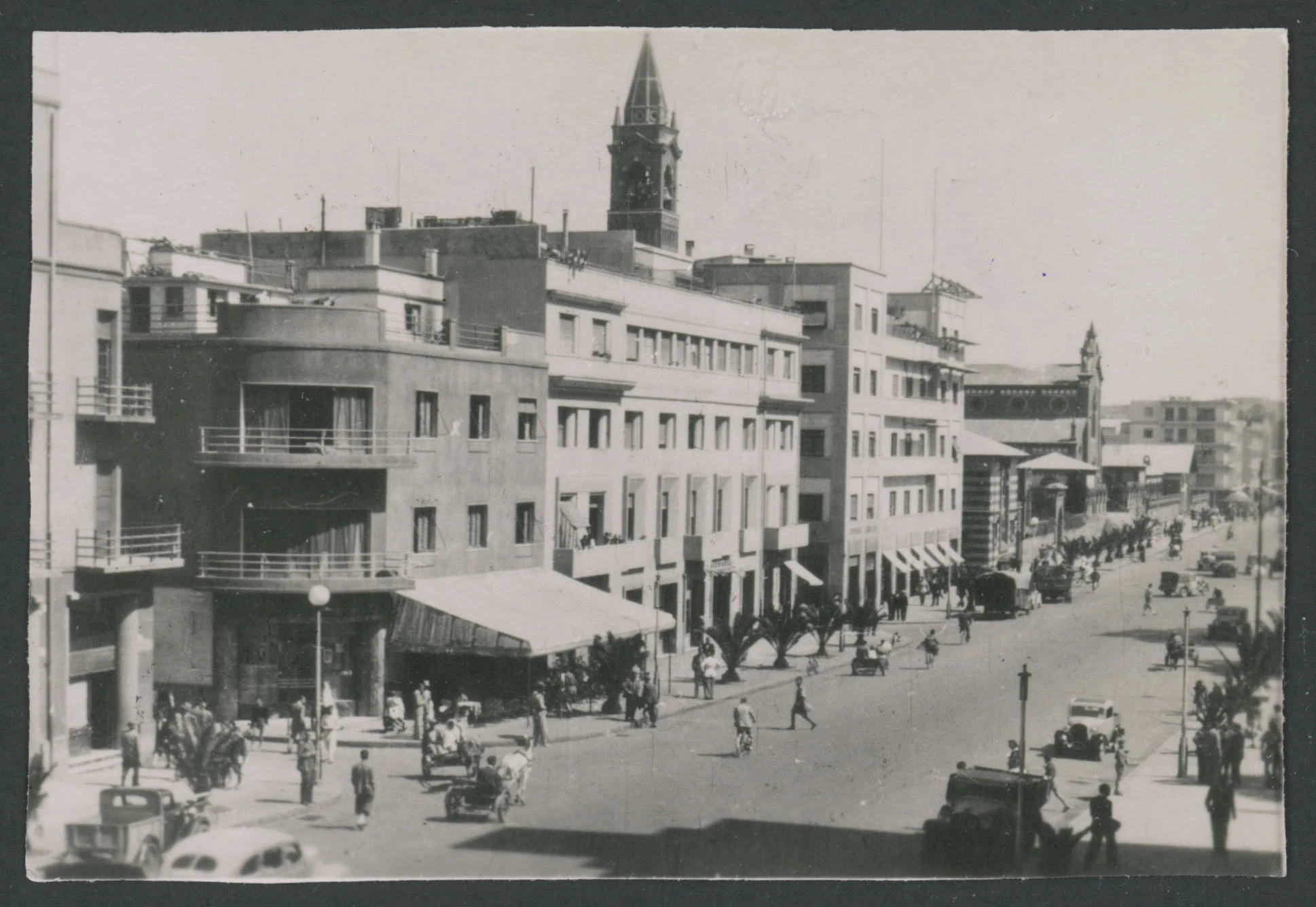 Veduta di corso Italia ad Asmara in Eritrea
1 provino fotografico : gelatina a sviluppo
Titolo ricavato da nota manoscritta sul verso
Nota manoscritta sul verso: Asmara corso Italia; 21