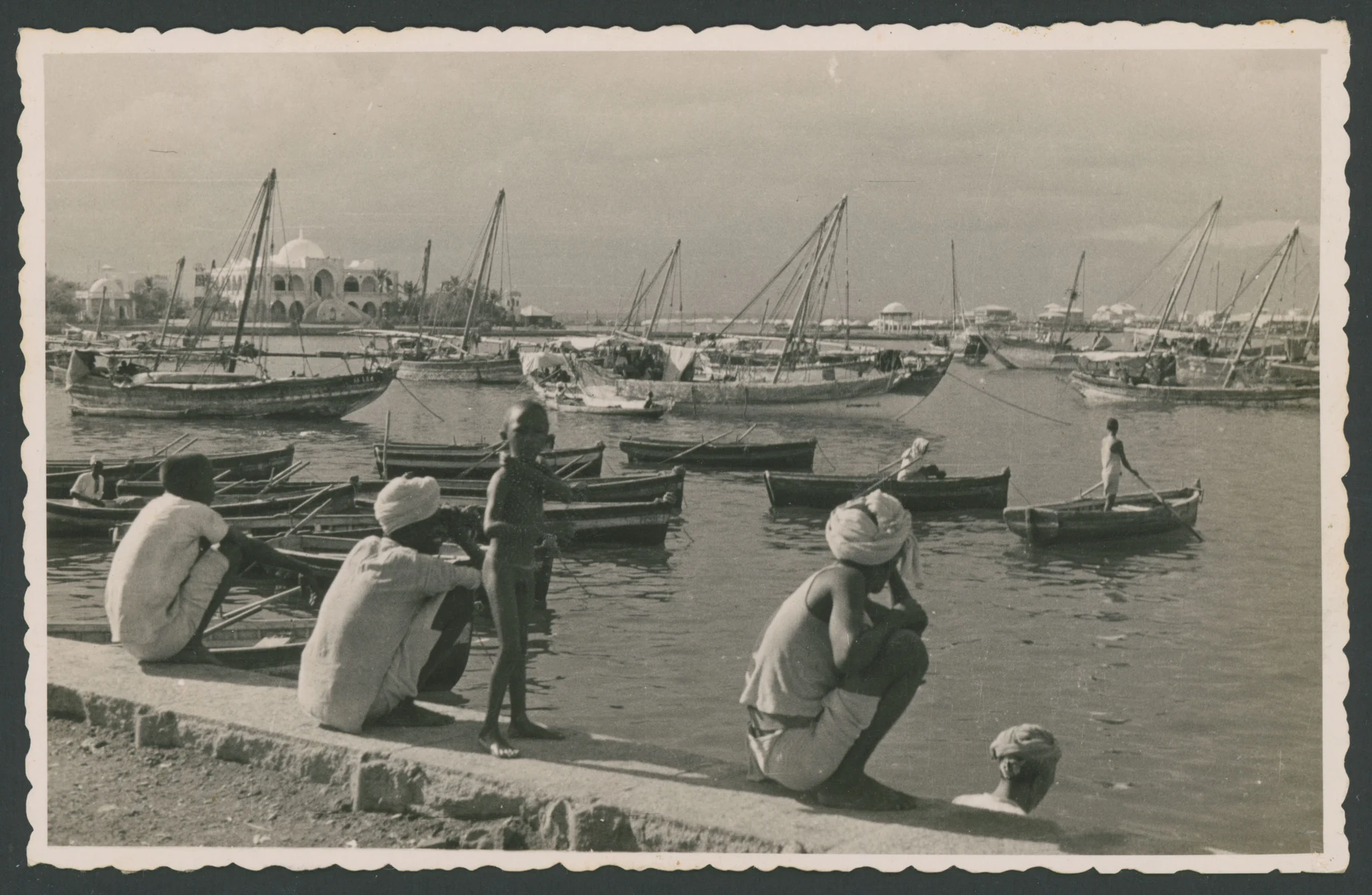 Porticciolo dei sambuchi (imbarcazioni a vela) a Massaua in Eritrea
1 cartolina fotografica : gelatina a sviluppo
Titolo ricavato da nota manoscritta sul verso
Timbro sul verso: Neg. E. Lusvardi Riproduzione vietata;
Nota manoscritta sul verso: 138 - Massaua - Porticciolo dei Sambuchi