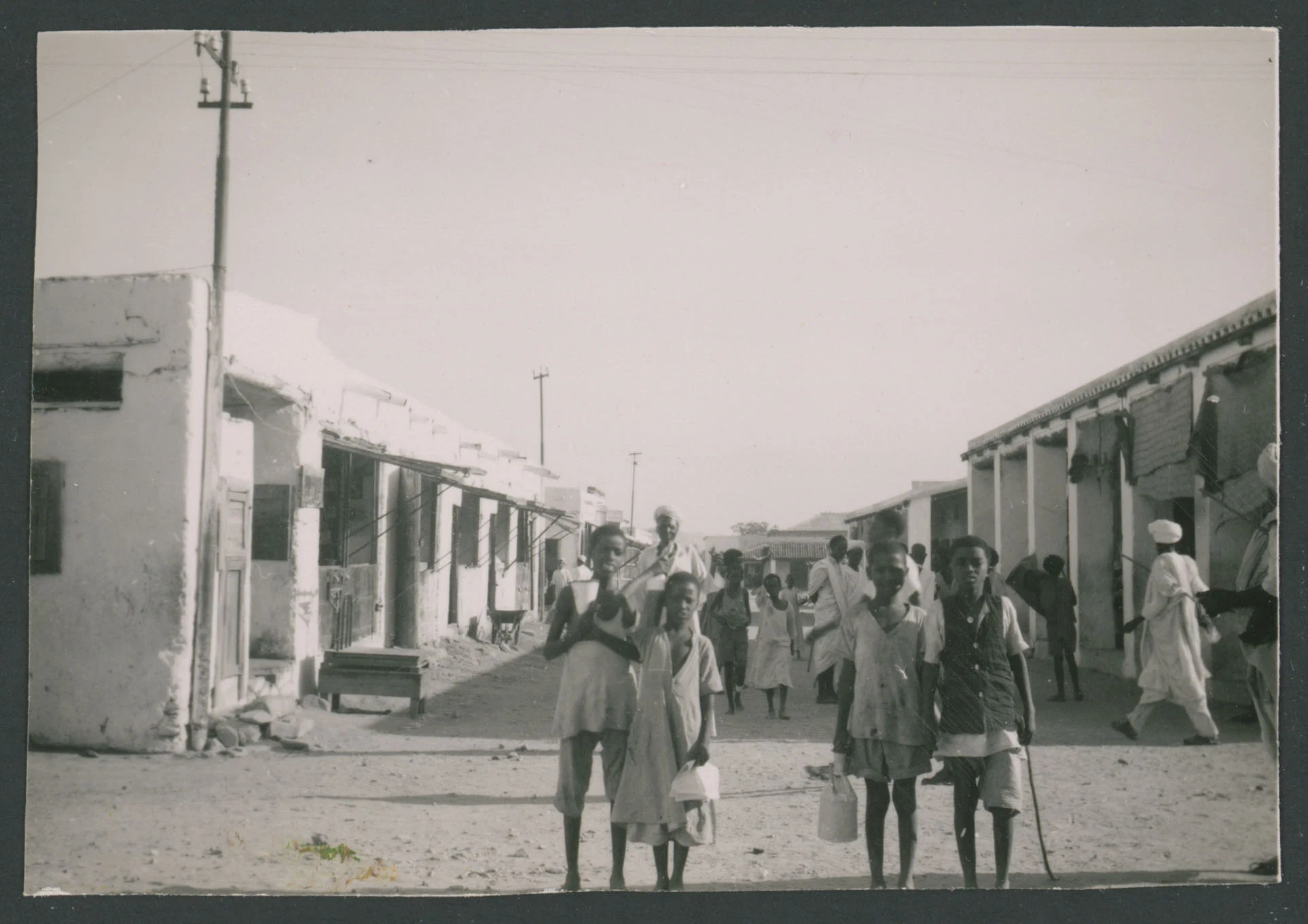 Strada di Cheren in Eritrea con bambini in primo piano
1 provino fotografico : gelatina a sviluppo
Titolo ricavato da nota manoscritta sul verso
Nota manoscritta sul verso: Cheren; 22
Scritta su carta fotografica sul verso: Velox