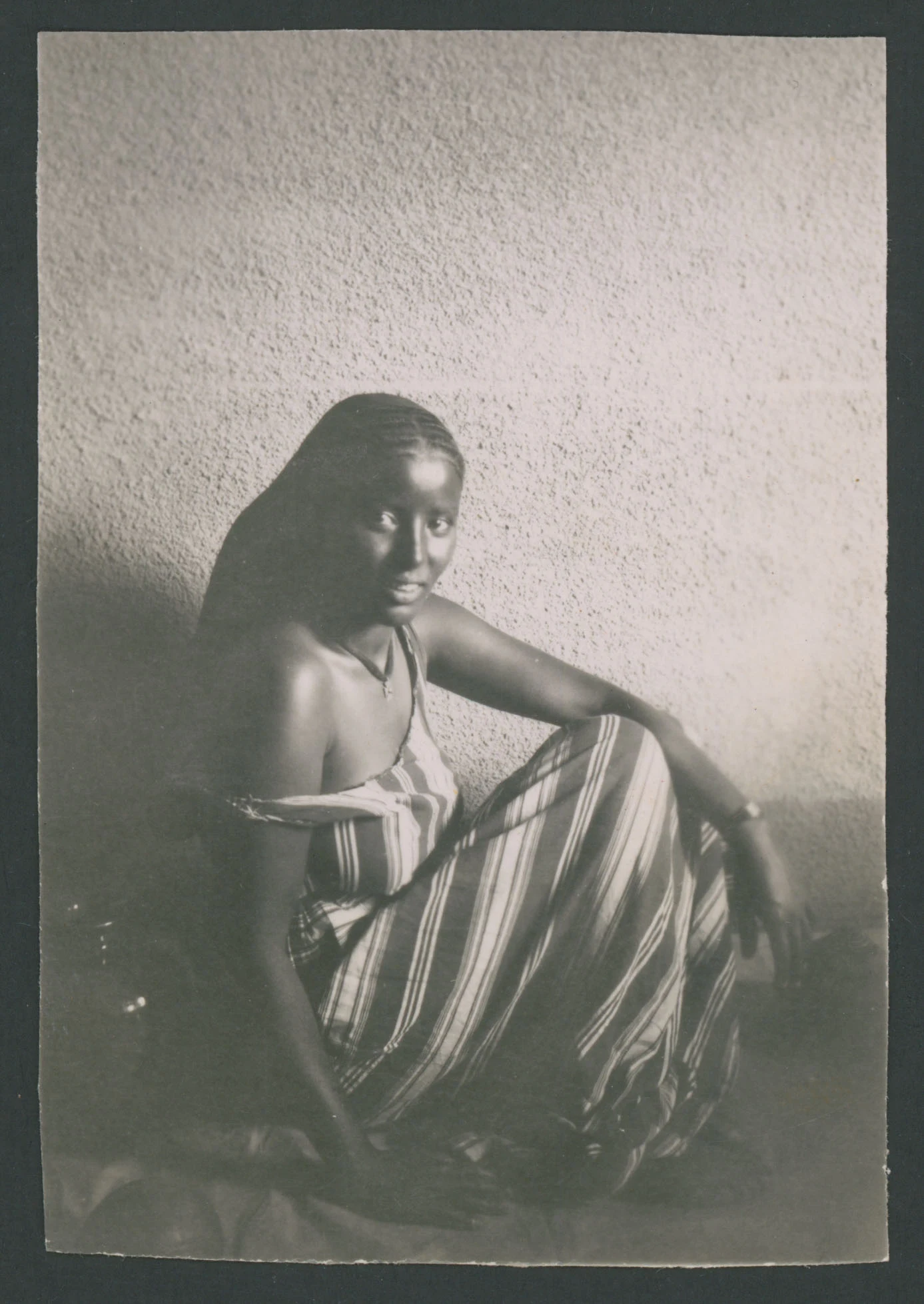 Ritratto di giovane donna - Eritrea
1 fotografia : gelatina a sviluppo
Titolo manoscritto sul verso
Nota manoscritta sul verso: Ghesair Asmara 1952