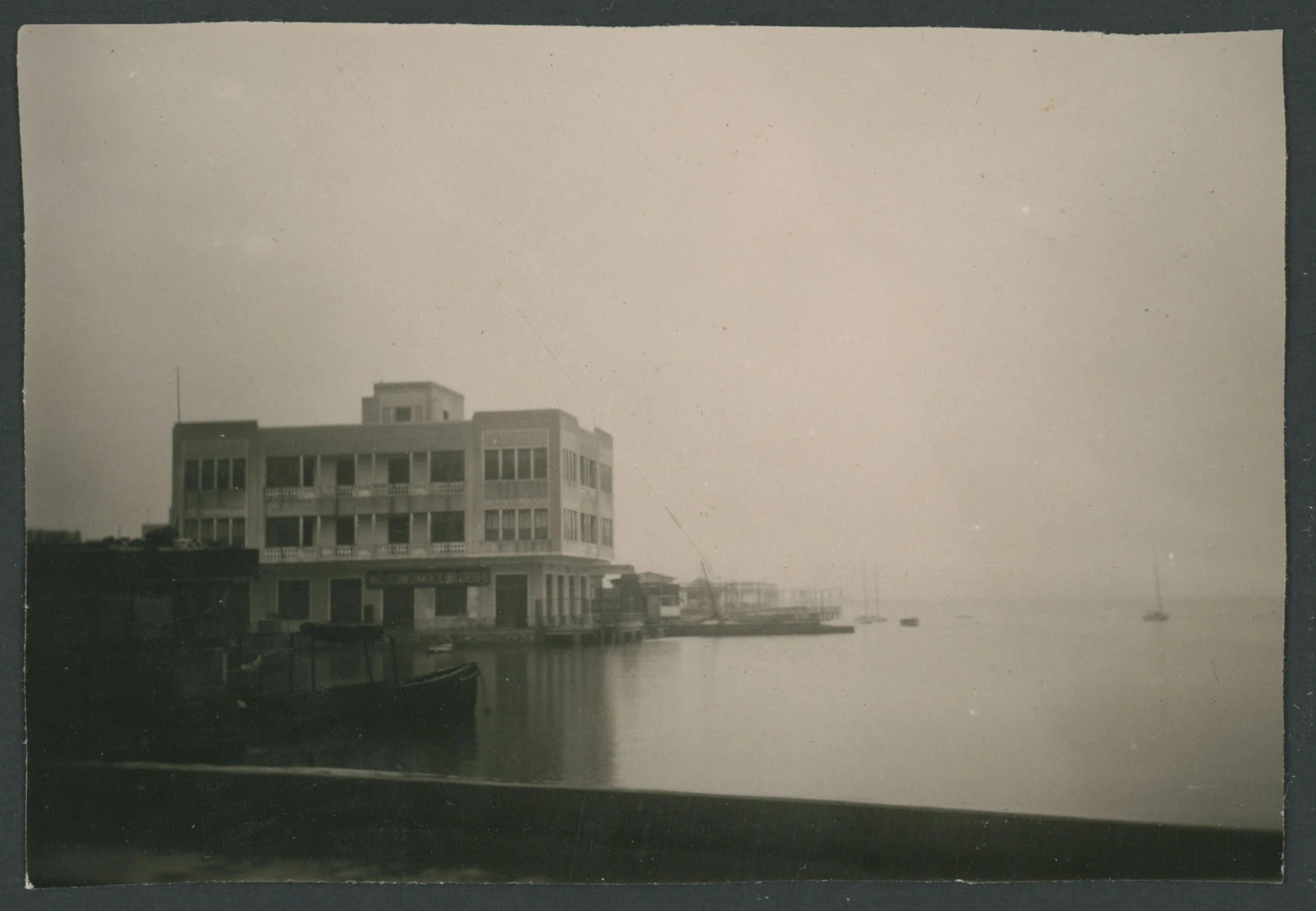 Edificio sul porto di Massaua in Eritrea
1 provino fotografico : gelatina a sviluppo
Titolo ricavato da nota manoscritta sul verso
Nota manoscritta sul verso: Massaua