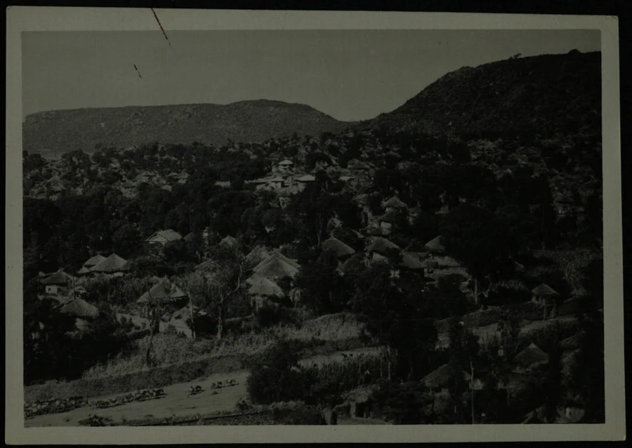 Foto Walter, Massaua. Axum. Panorami. Mostra triennale delle terre italiane d'oltremare. Foto Walter - Massaua. Studio designato