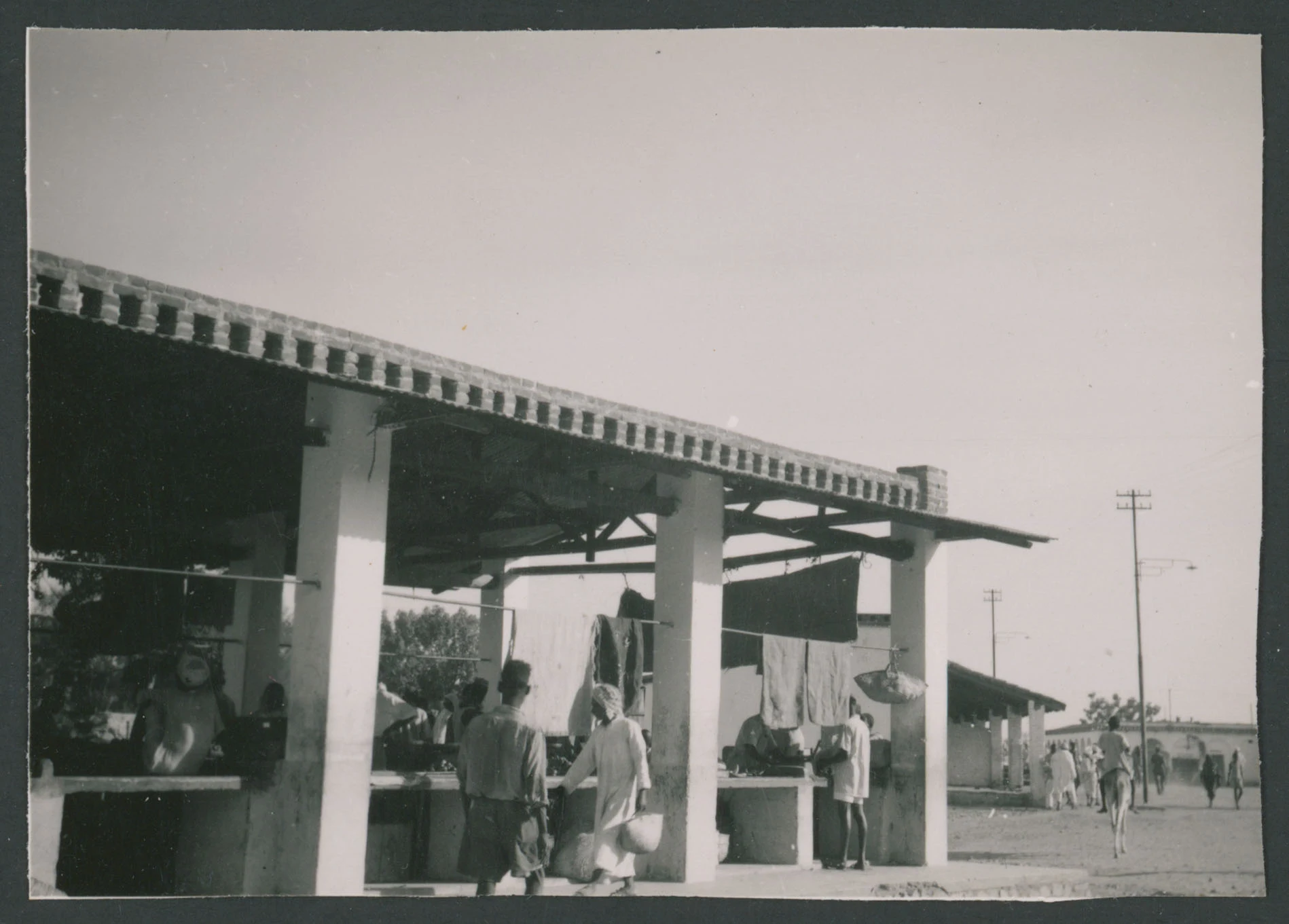 Portici con mercato ad Agordat in Eritrea
1 provino fotografico : gelatina a sviluppo
Titolo ricavato da nota manoscritta sul verso
Note mansocritte sul verso: Agordat; 22
Scritta su carta fotografica sul verso: Velox