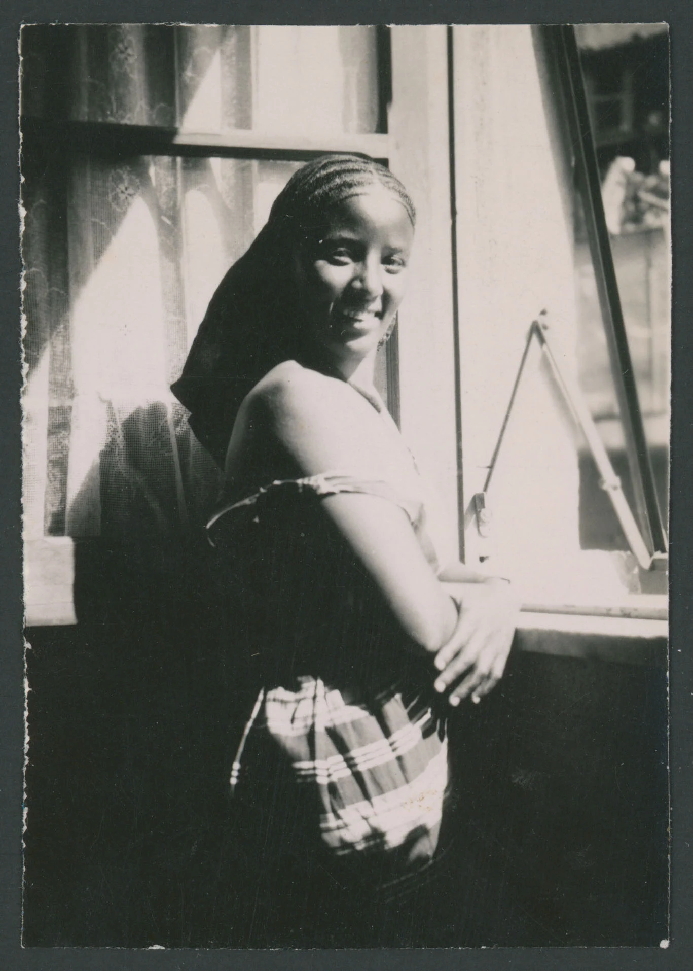 Ritratto di giovanne donna - Eritrea
1 provino fotografico : gelatino a sviluppo
Titolo manoscritto sul verso
Nota manoscritta sul verso: Ghesair; Asmara 1952