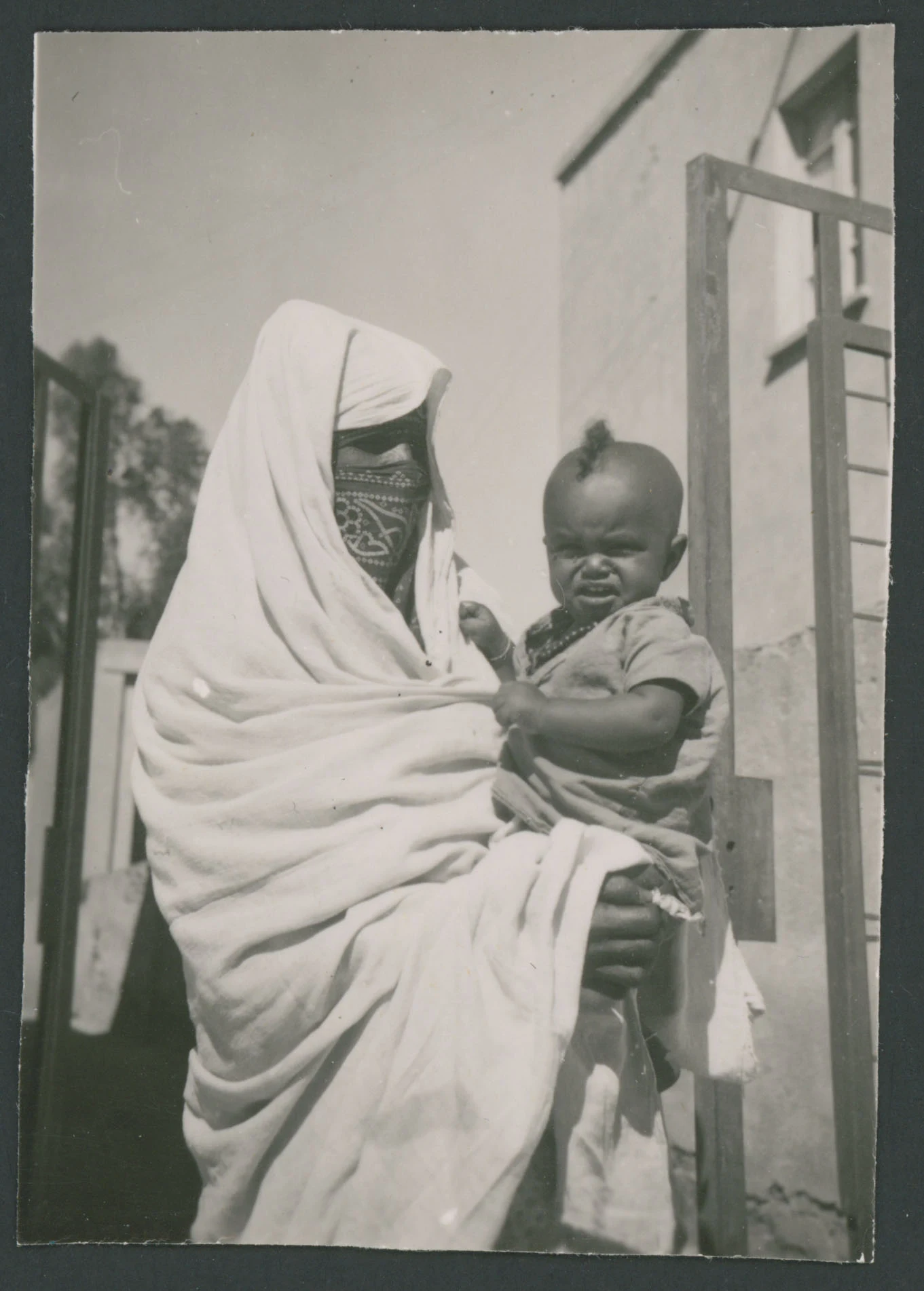 Donna mussulamana con bambino a Cheren (Eritrea)
1 provino fotografico : gelatina a sviluppo
Titolo ricavato da nota manoscritta sul verso
Nota manoscritta sul verso: Donna Mussulmana Cheren Eritrea
Nota del catalogatore: le foto 193 e 194 riguardano la ripresa dello stesso soggetto, ma la 193 riporta Asmara, mentre la 194 riporta Cheren Eritrea