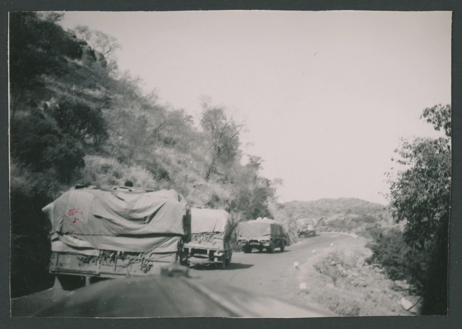 Colonna di autocarri lungo la strada per Massaua in Eritrea
1 provino fotografico : gelatina a sviluppo
Titolo ricavato da nota manoscritta sul verso
Nota manoscritta sul verso: strada per Massaua; 20
Scritta su carta fotografica sul verso: Velox
