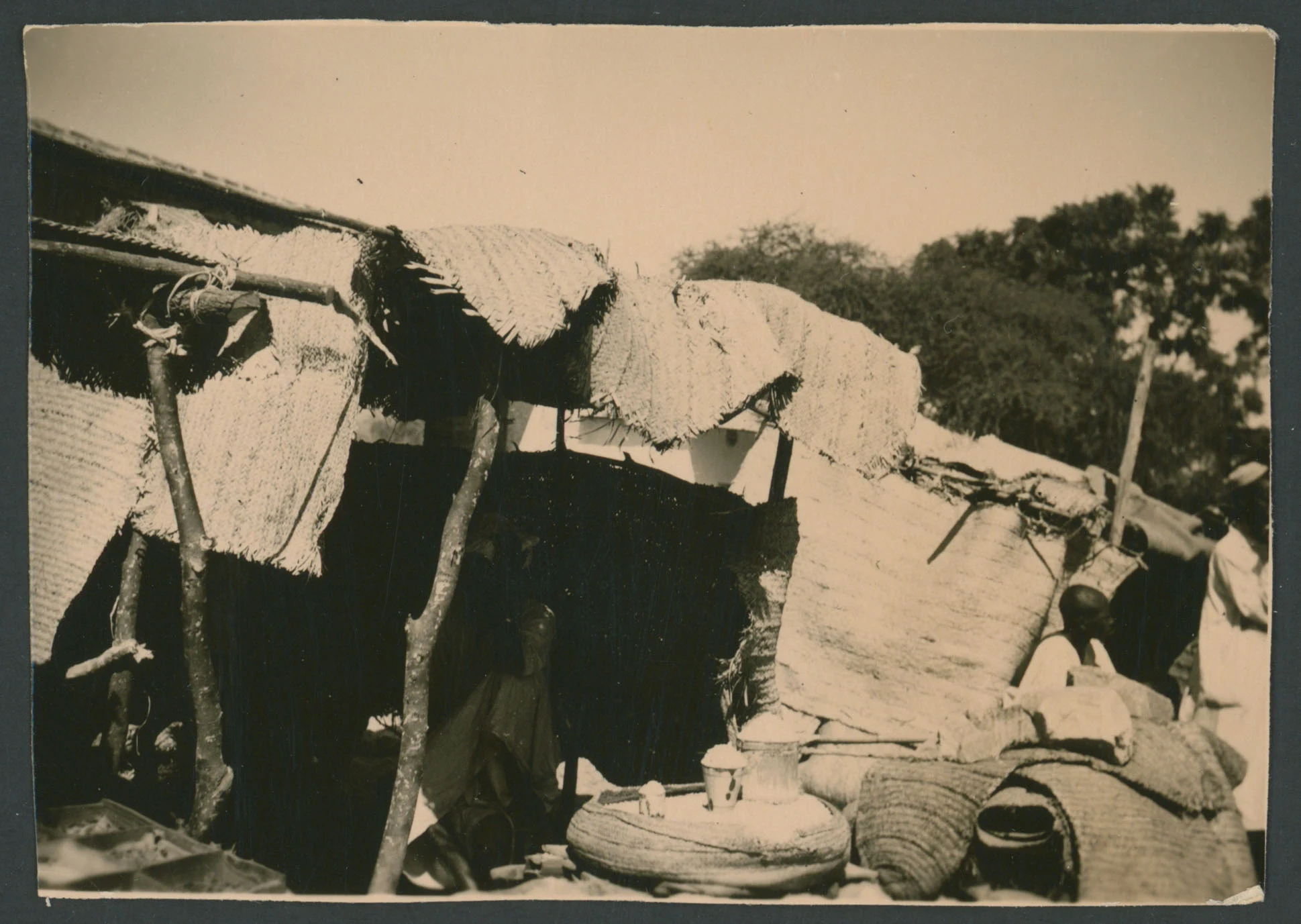 Mercato di strada a Cheren in Eritrea
1 provino fotografico : gelatina a sviluppo
Titolo ricavato da nota manoscritta sul verso
Nota manoscritta sul verso: Mercato di Cheren (Vendita di semi); 23-11-1952