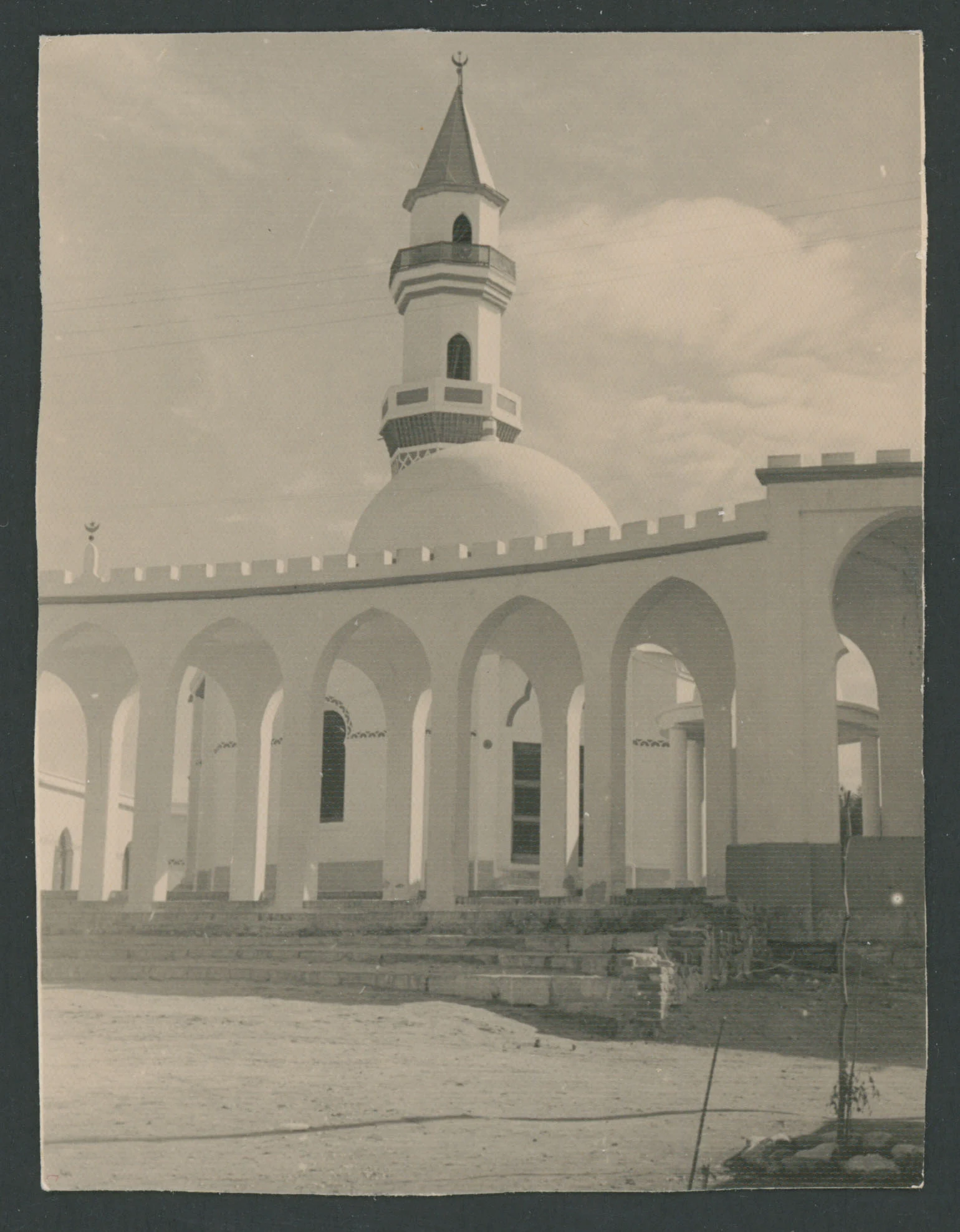 Moschea con minareto ad Asmara in Eritrea
1 provino fotografico : gelatina a sviluppo
Titolo ricavato da nota manoscritta sul verso
Nota manoscritta sul verso: Asmara; 4384
