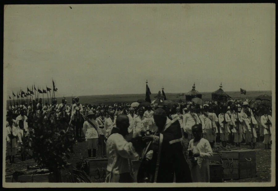 Adi Qualà. Commemorazione dei caduti di Adua. (Le salme varcano i confini della colonia; l'arrivo del comandante delle truppe; lo sfilamento delle salme; lo scarico delle salme; la funzione religiosa di benedizione; Sua Maestà il governatore con il seguito e la scorta d'onore). 1928