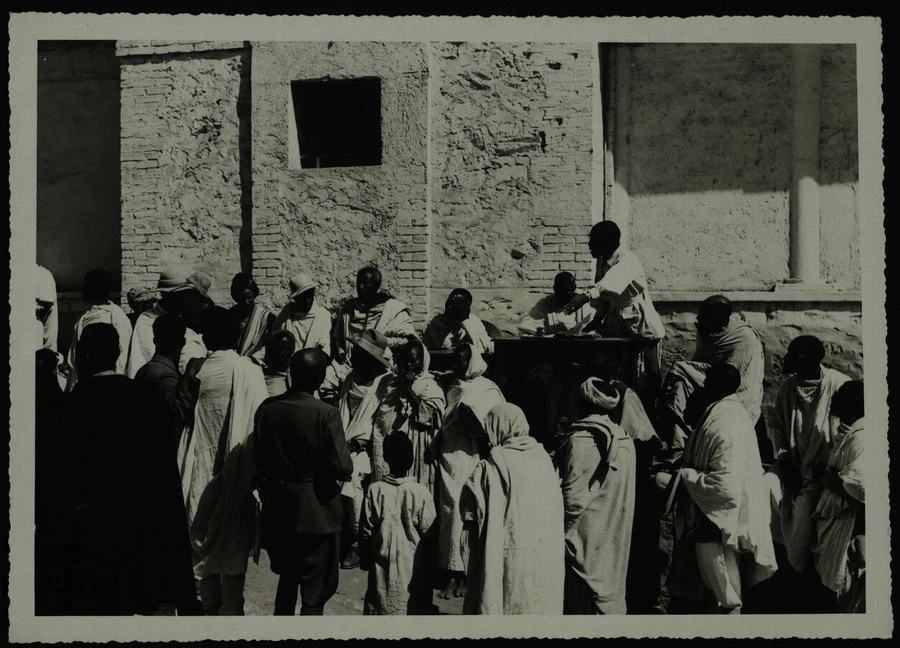 Laboratorio Fotografico Governatoriale dell'Eritrea. Asmara. Tribunale indigeno all'aperto nel quartiere di "Abba Sciaul". I0 ottobre 1939
