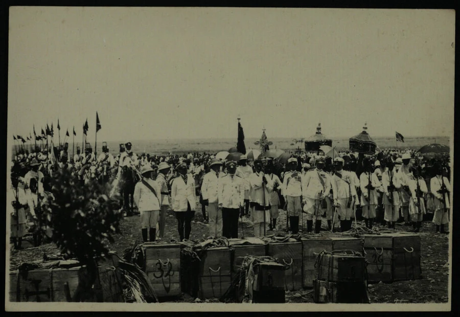 Adi Qualà. Commemorazione dei caduti di Adua. (Le salme varcano i confini della colonia; l'arrivo del comandante delle truppe; lo sfilamento delle salme; lo scarico delle salme; la funzione religiosa di benedizione; Sua Maestà il governatore con il seguito e la scorta d'onore). 1928