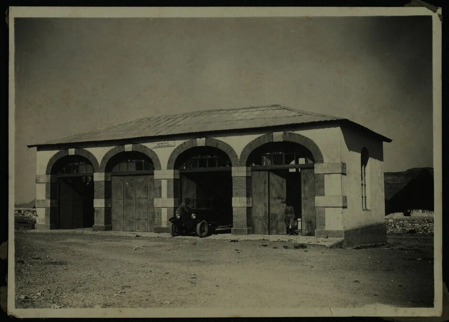 Adi Caieh. Commissariato e garage