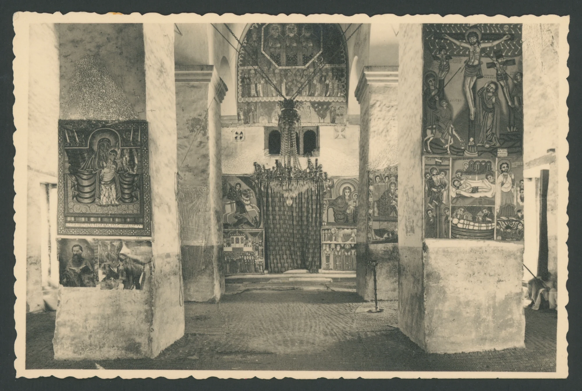 Interno di una chiesa copta con affreschi in Eritrea
1 cartolina fotografica : gelatina a sviluppo
Titolo attribuito dal catalogatore
Scritta a stampa sul verso: ferrania