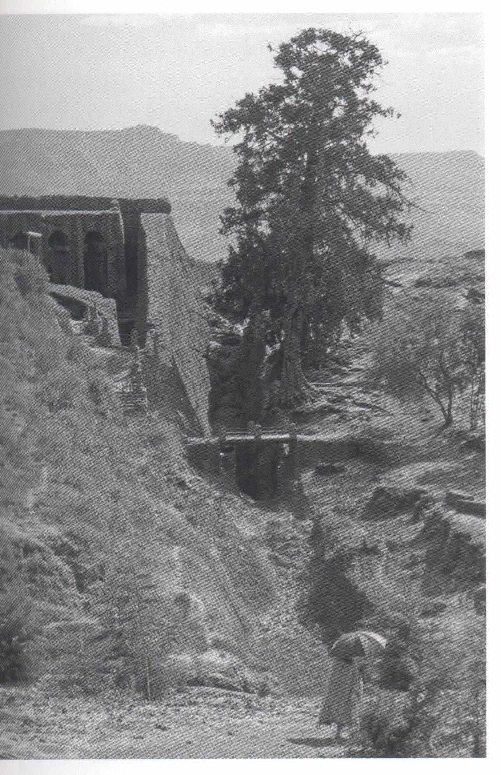 LEFT 194 Beta Gabriel-Rafa’el, view from the north, 2006. The inclined rock wall is clearly shown, leading up to the flat roof of the twin churches whose arcaded façade is partly visible.