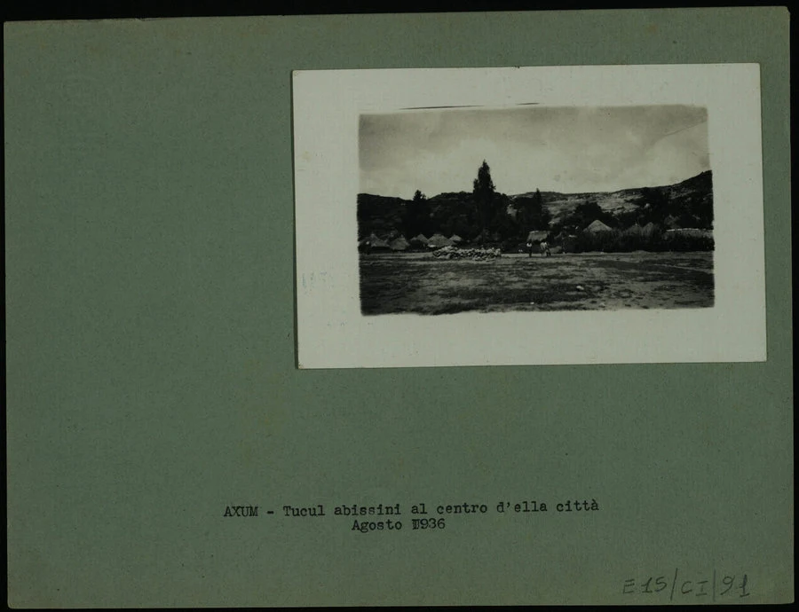 Axum. Tucul abissini al centro della città. Agosto 1936