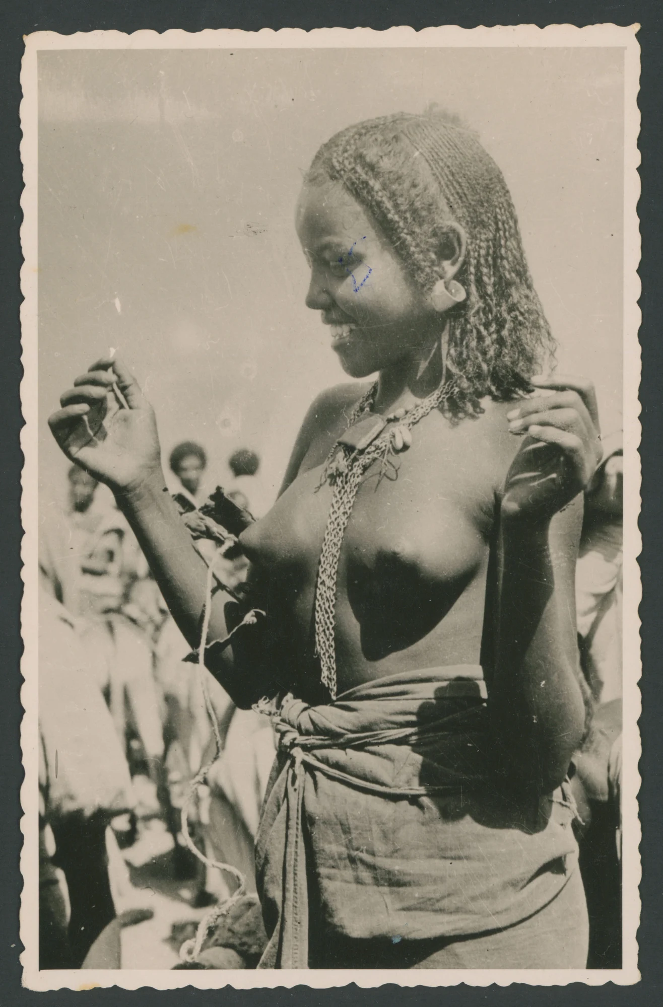 Ragazza Dàncala (Eritrea)
1 cartolina fotografica : gelatina a sviluppo
Titiolo manoscritto sul verso
Timbro sul verso: Neg. E. Lusvardi Riproduzione vietata;
Nota manoscritta sul verso: Eritrea - Ragazza Dancala
Presenza di tratti di penna sul verso