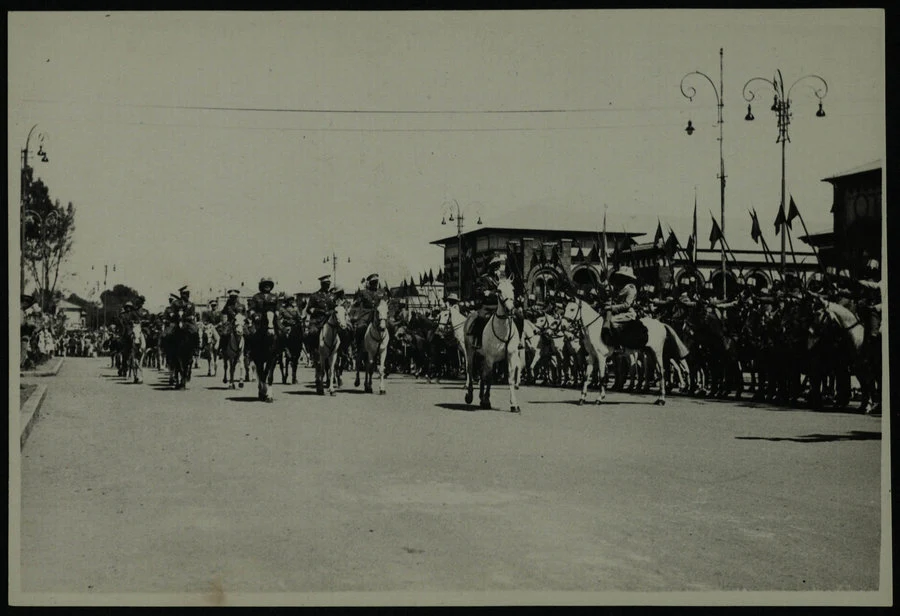 Asmara. Visita di E. De Bono. Rivista militare. 2 giugno 1935