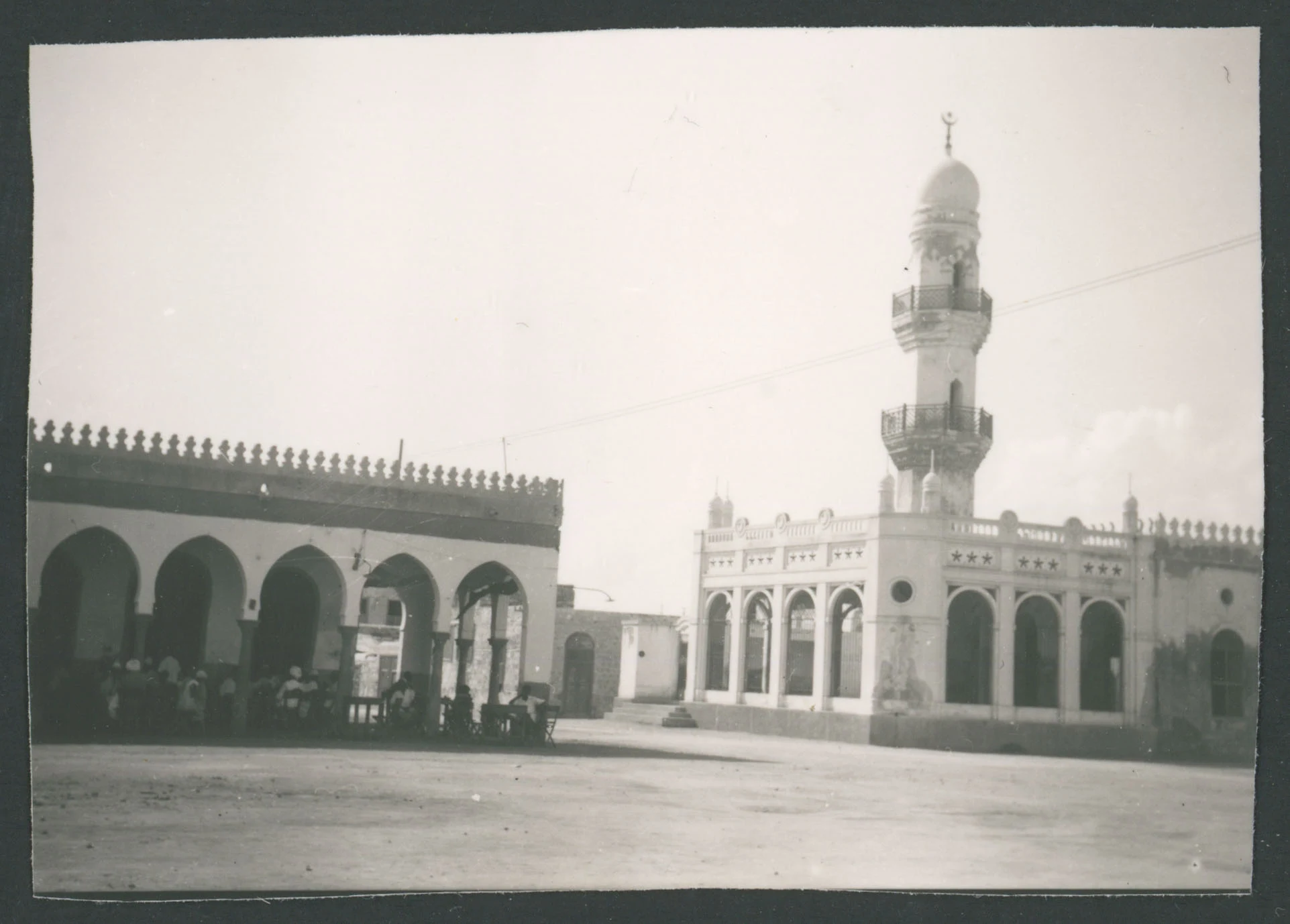 Strada cittadina con moschea e caffè a Massaua
1 provino fotografico : gelatina a sviluppo
Titolo attribuito dal catalogatore, desunto da foto 259