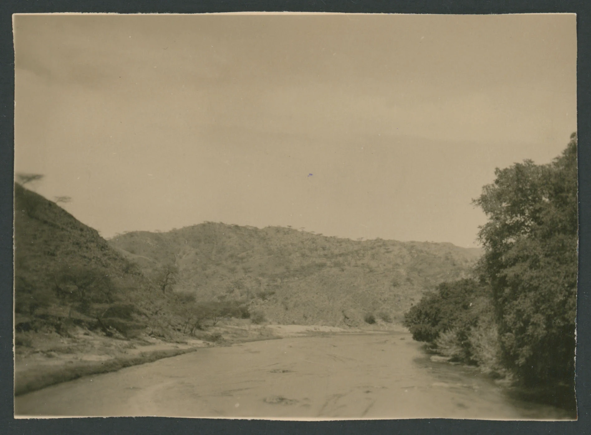 Strada tra le colline ad Agordat in Eritrea
1 provino fotografico : gelatina a sviluppo
Titolo ricavato da nota manoscritta sul verso
Nota manoscritta sul verso: Strada di Agordat