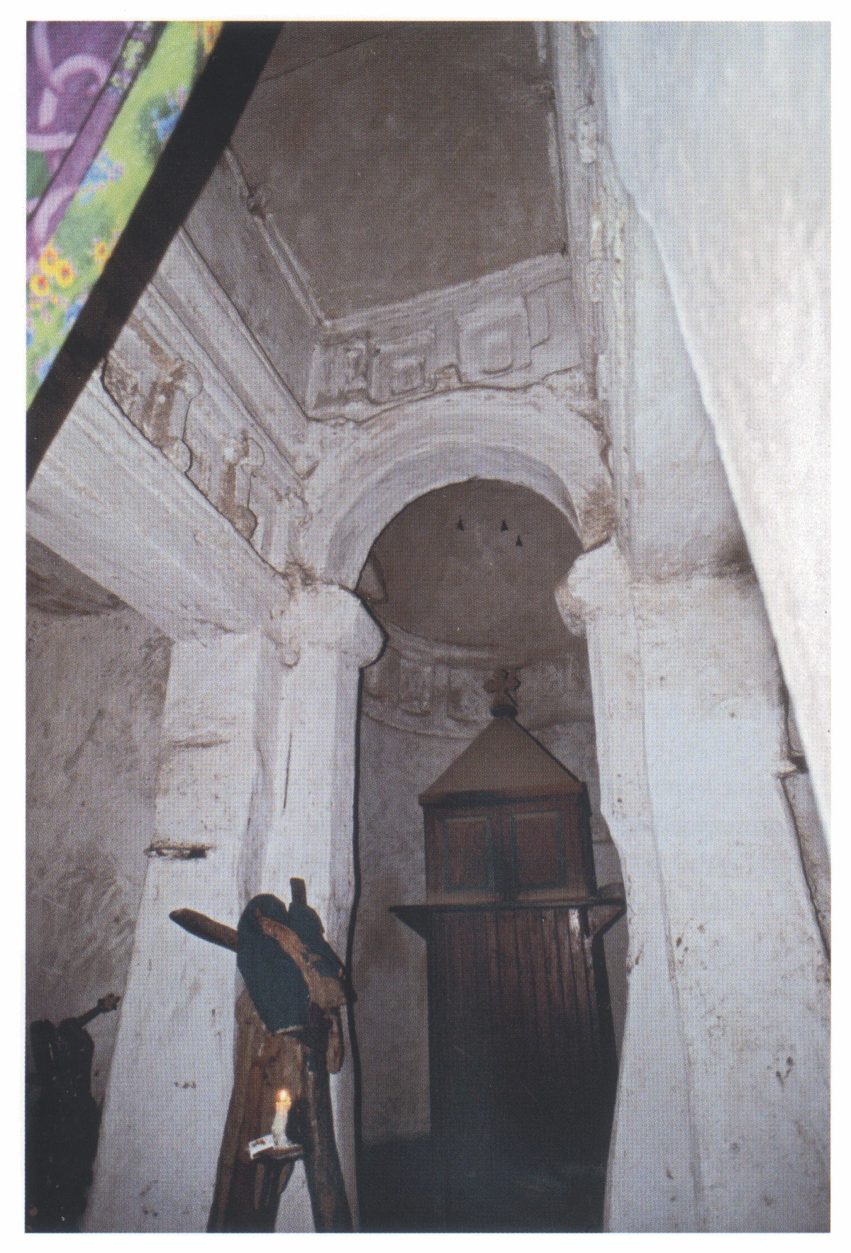 128 Maryam Beraqit, the flat-ceilinged nave, looking east into the apsidal domed sanctuary, 2006. Note the arch, Aksumite friezes and manbara tabot.