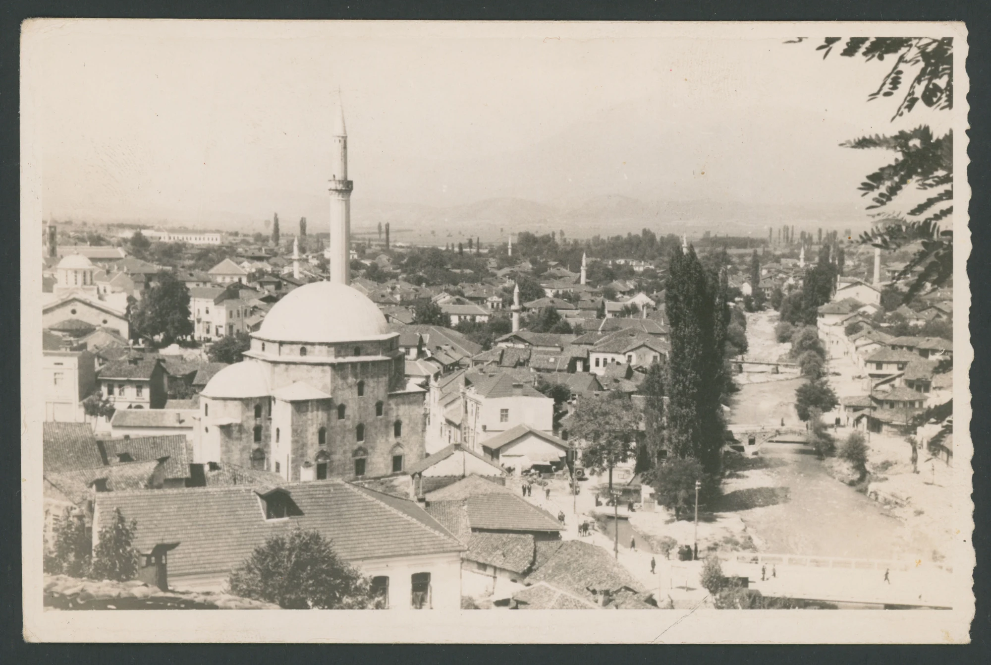 Veduta di una città in Eritrea
1 cartolina fotografica : gelatina a sviluppo
Titolo attribuito dal catalogatore
Testo stampato sul recto:Tensi
