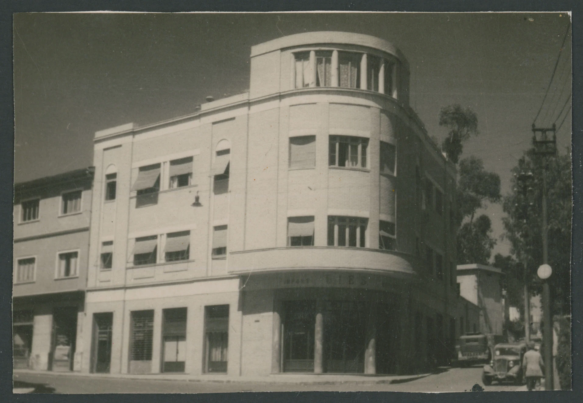 Scorcio di palazzo Berta, Corso del Re ad Asmara in Eritrea
1 provino fotografico : gelatina a sviluppo
Titolo ricavato da nota manoscritta sul verso
Nota manoscritta sul verso: Asmara