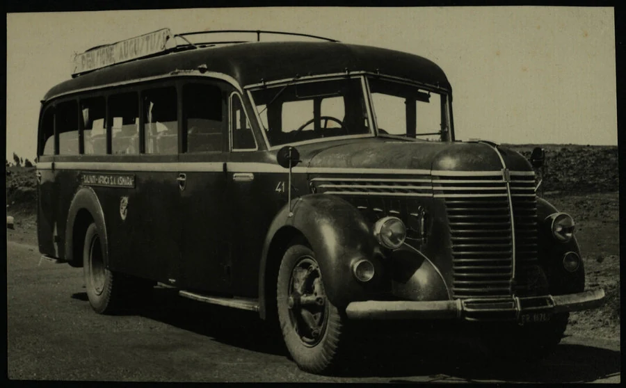 Asmara. Autobus; officina e maestranze della ditta Salvati- Africa S.A. (trasporto pubblico)