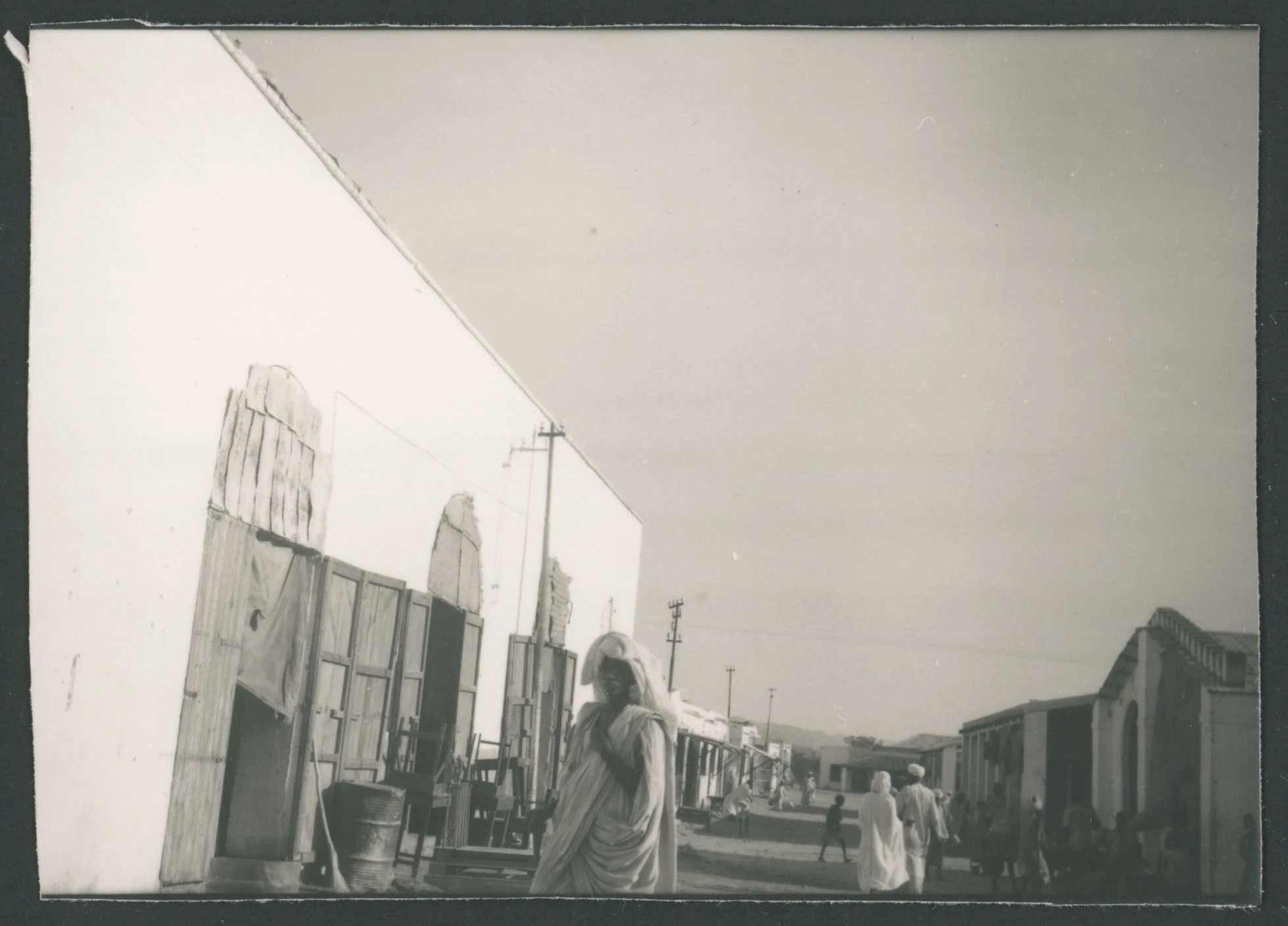 Via cittadina con dei passanti a Tessenei in Eritrea
1 provino fotografico : gelatina a sviluppo
Titolo attribuito dal catalogatore, desunto da foto 327