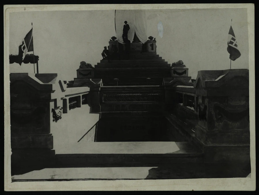 Pressi di Adì Qualà (Dahrò Conaad. Monumenlo-Ossario ai caduti di Adua 1896 e gruppo di decorati al valore)
