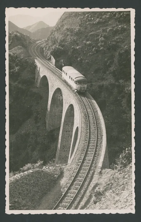 Littorina su cavalcavia della ferrovia Massaua - Asmara in Eritrea
1 cartolina fotografica : gelatina a sviluppo
Titolo ricavato da timbro sul verso
Timbri sul verso: Edizioni Foto Lusvardi Asmara Ripsoduzione [i.e. riproduzione] vietata; Eritrea - Ferrovia Massaua - Asmara