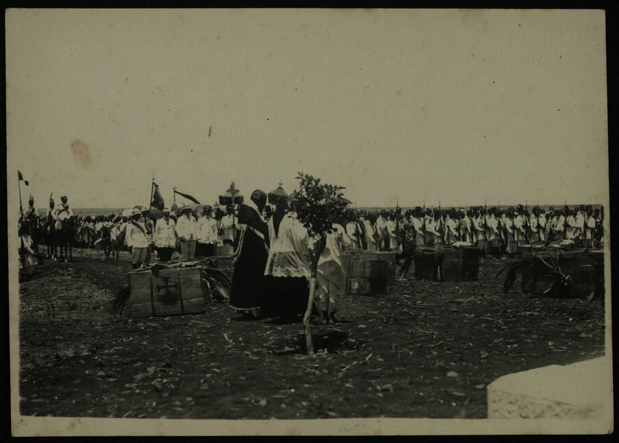 Adi Qualà. Commemorazione dei caduti di Adua. (Le salme varcano i confini della colonia; l'arrivo del comandante delle truppe; lo sfilamento delle salme; lo scarico delle salme; la funzione religiosa di benedizione; Sua Maestà il governatore con il seguito e la scorta d'onore). 1928