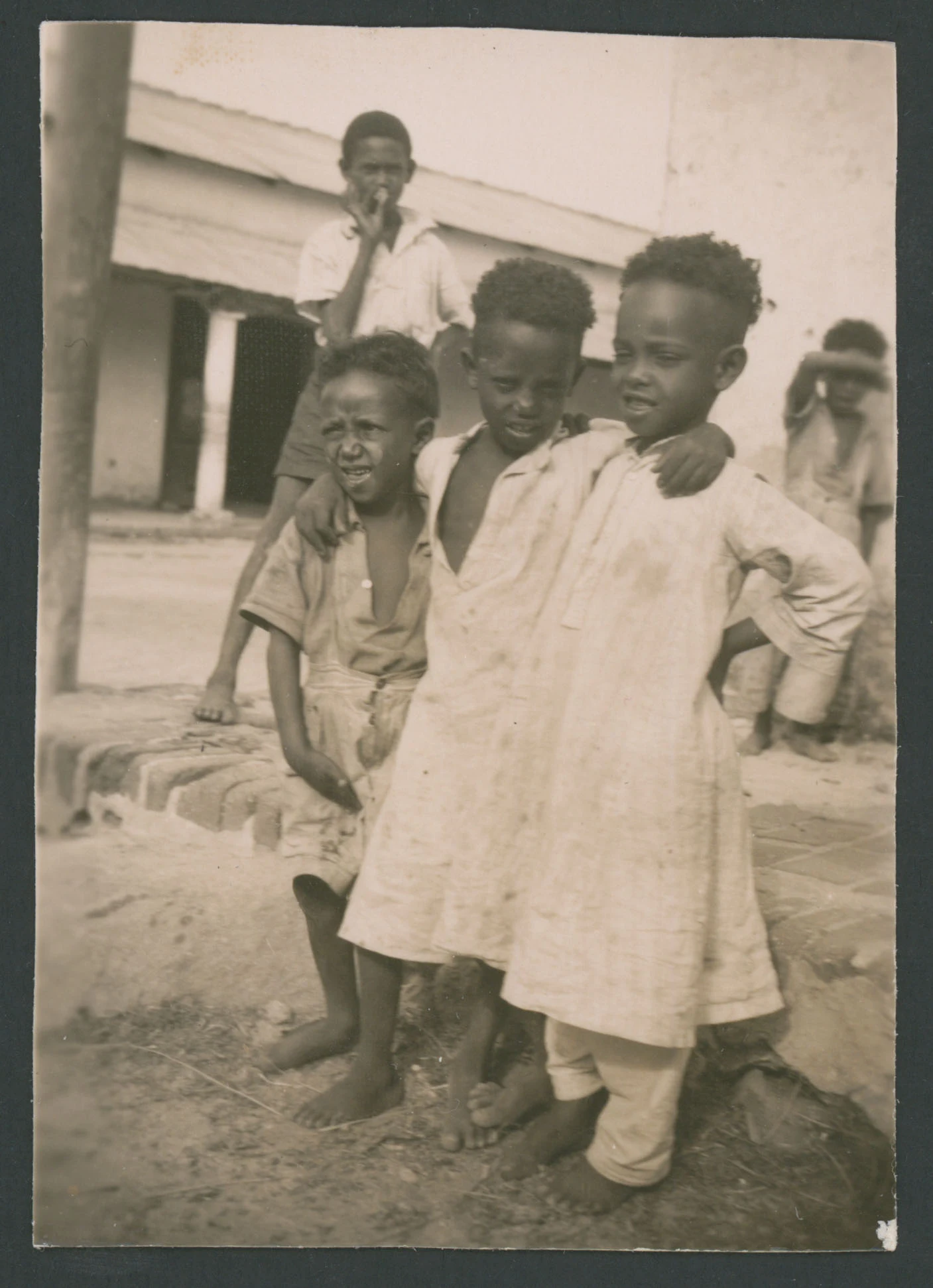 Bambini ad Asmara in Eritrea
1 provino fotografico : gelatina a sviluppo
Titolo ricavato da nota manoscritta sul verso
Nota manoscritta sul verso: Asmara