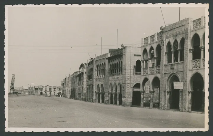 Lungomare Umberto I a Massaua (Eritrea)
1 cartolina fotografica : gelatina a sviluppo
Titolo ricavato da timbro sul verso
Timbri sul verso: Edizioni Foto Lusvardi Asmara Ripsoduzione [i.e. riproduzione] vietata; Massaua - (Eritrea)
Nota manoscritta sul verso: 20