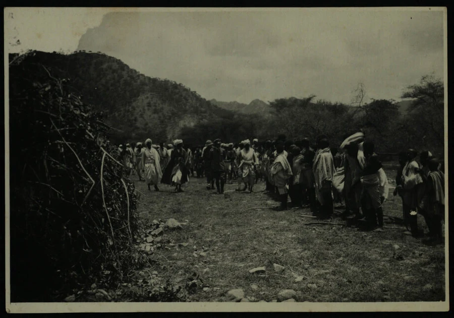 Adi Qualà. Commemorazione dei caduti di Adua. (Le salme varcano i confini della colonia; l'arrivo del comandante delle truppe; lo sfilamento delle salme; lo scarico delle salme; la funzione religiosa di benedizione; Sua Maestà il governatore con il seguito e la scorta d'onore). 1928