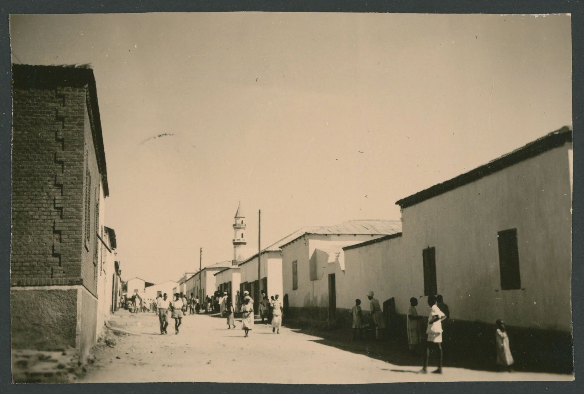 Strada cittadina di Cheren in Eritrea con un minareto sulla destra
1 provino fotografico : gelatina a sviluppo
Titolo manoscritto sul verso
Nota manoscritta sul verso: Cheren (Eritrea); 23-11-1952