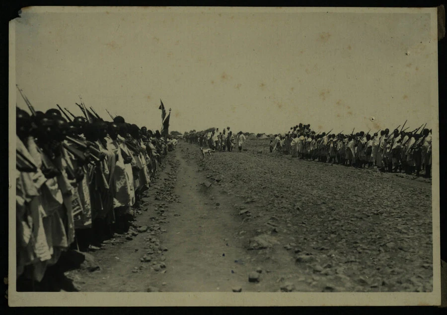 Adi Qualà. Commemorazione dei caduti di Adua. (Le salme varcano i confini della colonia; l'arrivo del comandante delle truppe; lo sfilamento delle salme; lo scarico delle salme; la funzione religiosa di benedizione; Sua Maestà il governatore con il seguito e la scorta d'onore). 1928