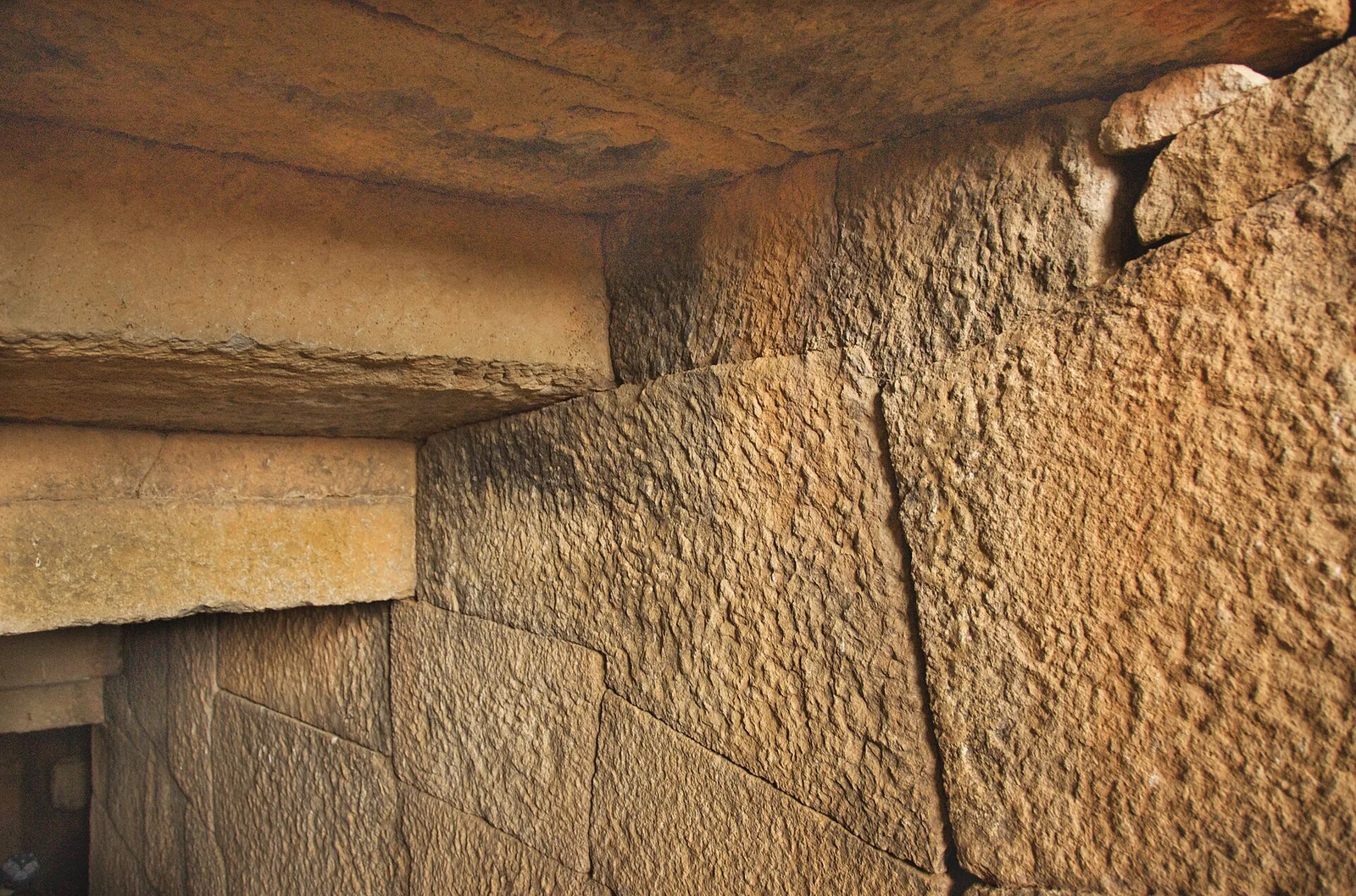 Detail: This photo shows the wall and ceiling of the corridor that descends to the tomb chanbers.