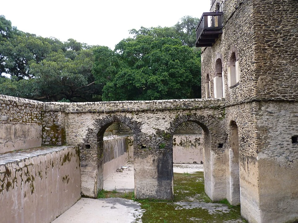 Fasilides’ Bath: stone approach bridge beside the bathing pavilion.