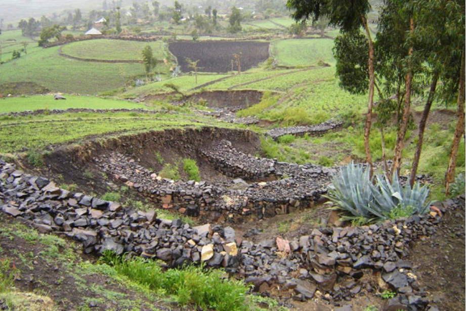 Geo-trekking in Ethiopia's Tropical Mountains: The Dogu'a Tembien District — illustration 1, PDF page 224