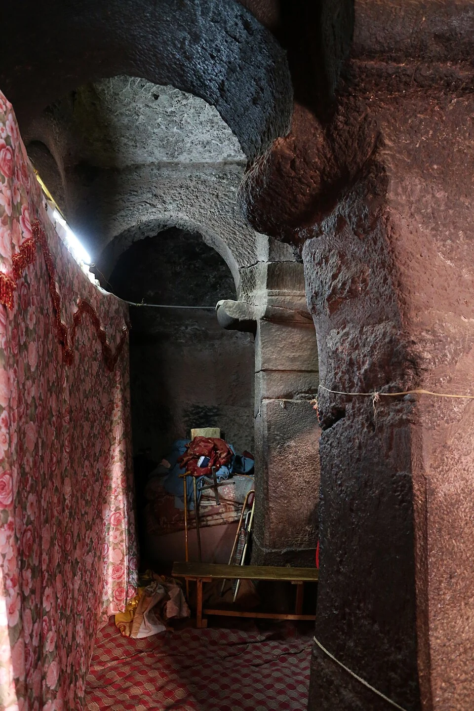 Biete Denagel: interior pillars and rounded arches.