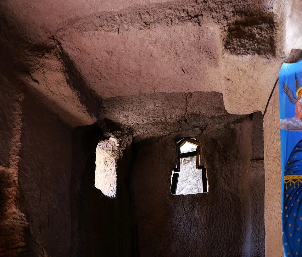 Arbaitu Ensessa: carved ceiling and window detail.