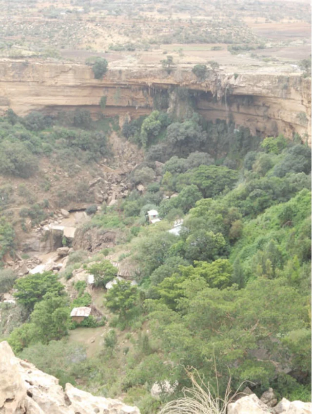 Geo-trekking in Ethiopia's Tropical Mountains: The Dogu'a Tembien District — illustration 1, PDF page 222