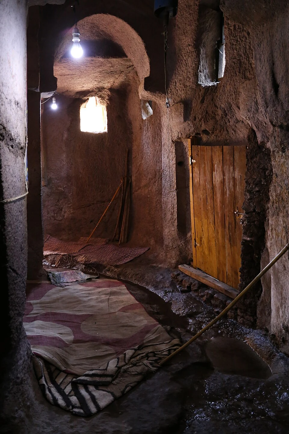 Arbaitu Ensessa: rock-cut corridor and window opening.