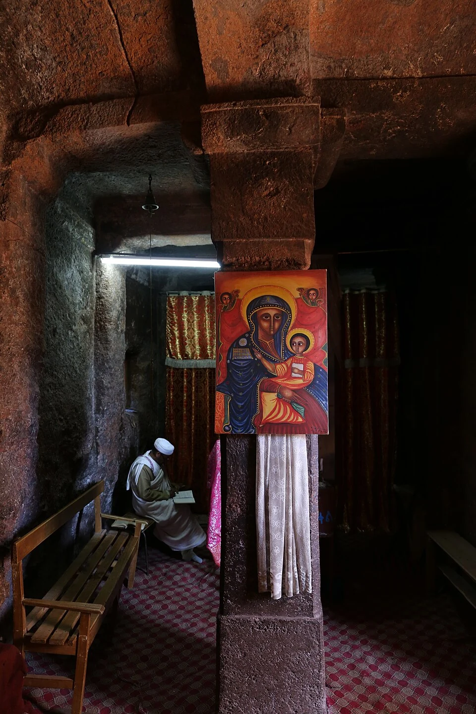 Biete Maskal: interior pillars and passage.