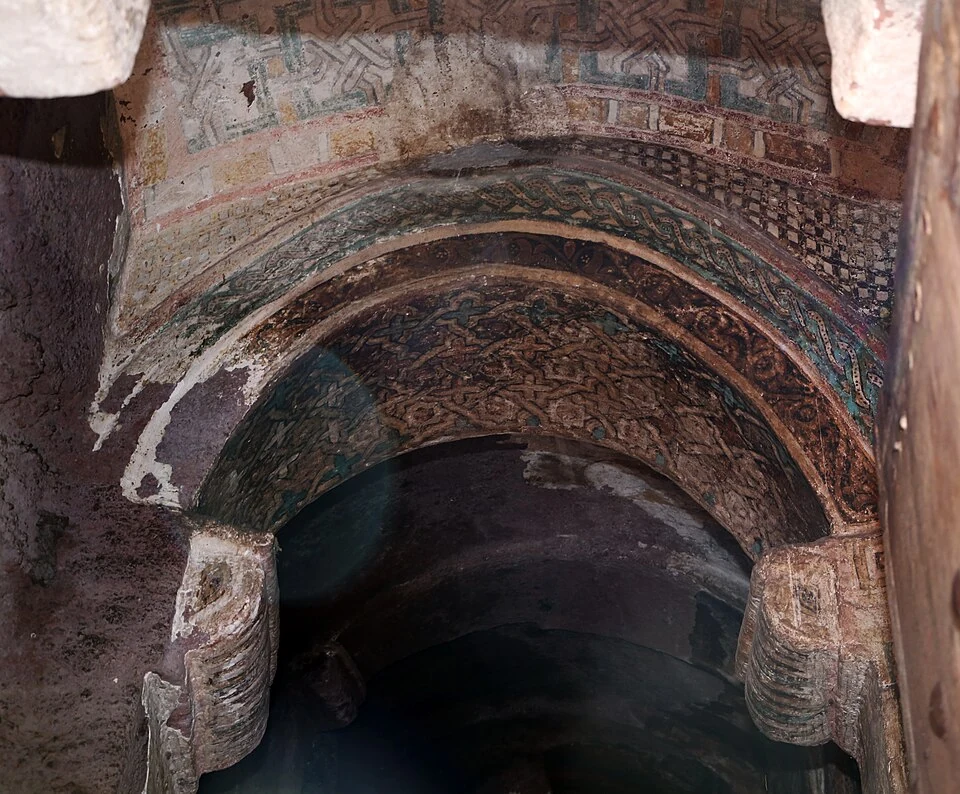 Bilbila Chirkos: curved arch and painted ceiling in the interior.