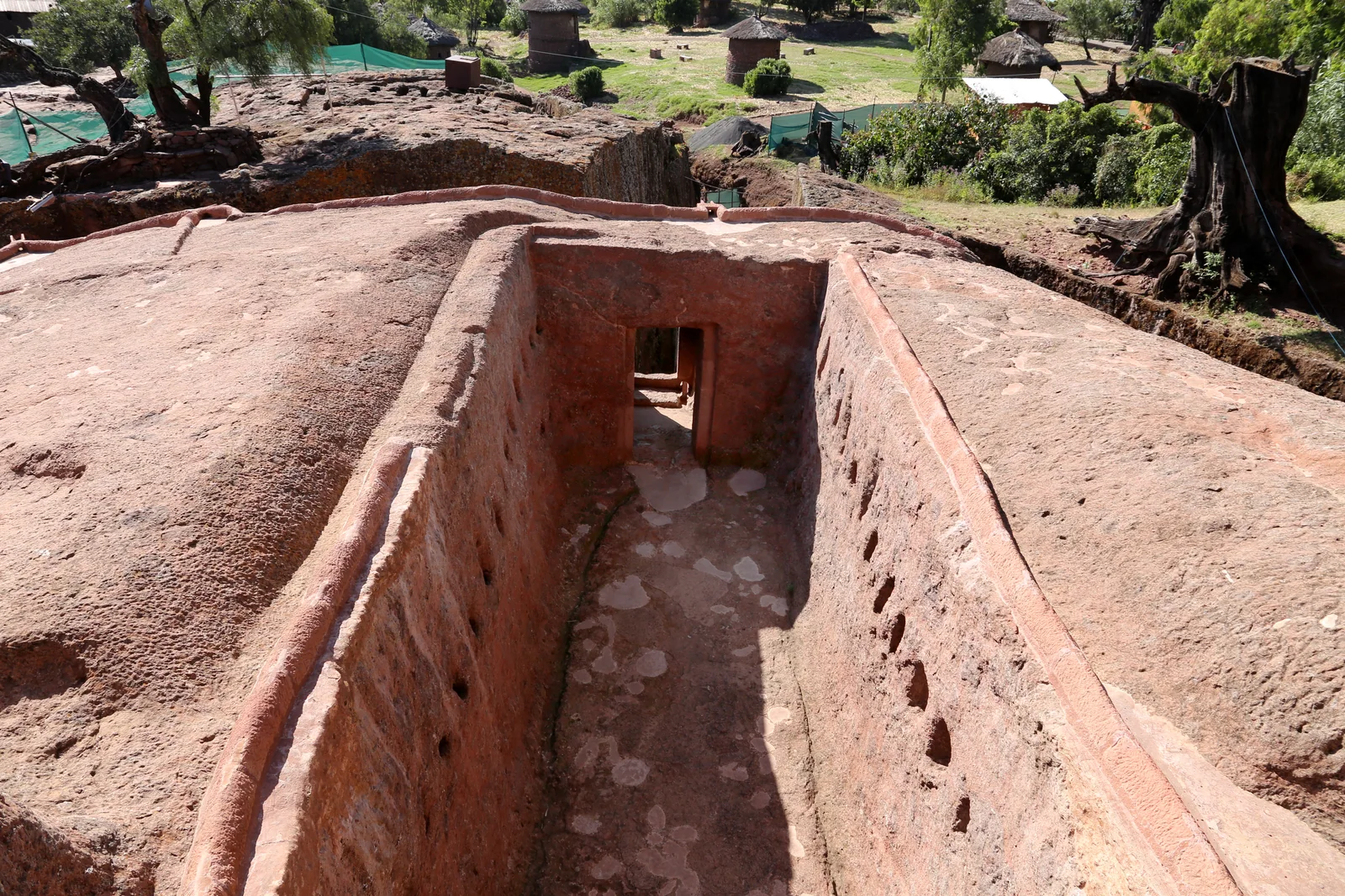 Biete Mikael, Lalibela: high view along the excavated courtyard and rock-cut access passage.